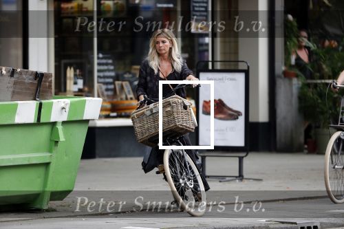 Amsterdam 28 augustus 2019
Candy Dulfer met vriend Rafael op terras en daarna op de fiets in Amsterdam.