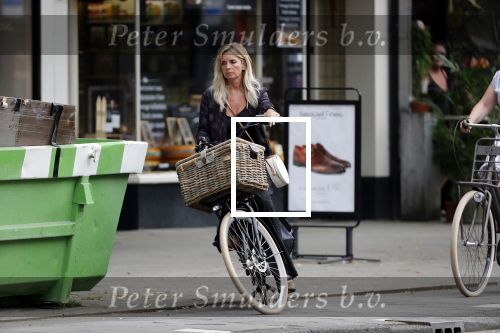 Amsterdam 28 augustus 2019
Candy Dulfer met vriend Rafael op terras en daarna op de fiets in Amsterdam.