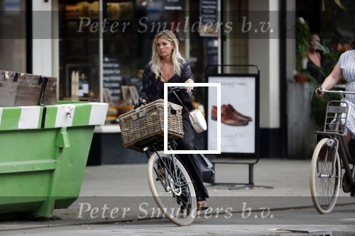 Amsterdam 28 augustus 2019
Candy Dulfer met vriend Rafael op terras en daarna op de fiets in Amsterdam.