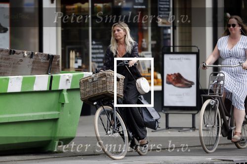 Amsterdam 28 augustus 2019
Candy Dulfer met vriend Rafael op terras en daarna op de fiets in Amsterdam.