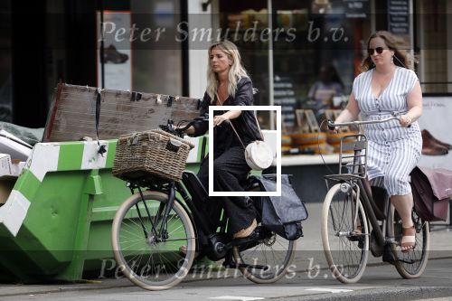 Amsterdam 28 augustus 2019
Candy Dulfer met vriend Rafael op terras en daarna op de fiets in Amsterdam.