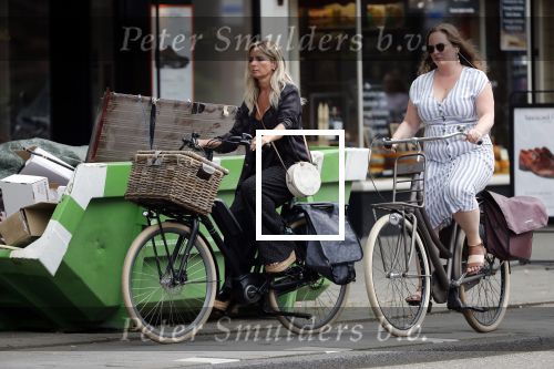 Amsterdam 28 augustus 2019
Candy Dulfer met vriend Rafael op terras en daarna op de fiets in Amsterdam.