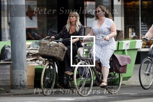 Amsterdam 28 augustus 2019
Candy Dulfer met vriend Rafael op terras en daarna op de fiets in Amsterdam.