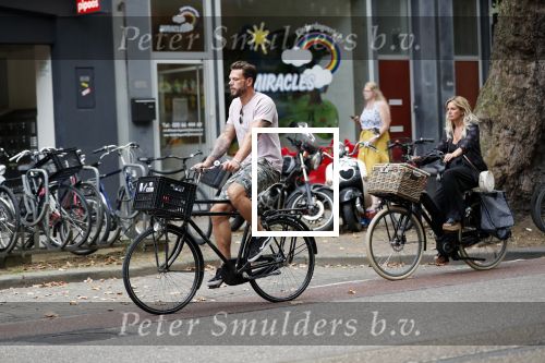 Amsterdam 28 augustus 2019
Candy Dulfer met vriend Rafael op terras en daarna op de fiets in Amsterdam.