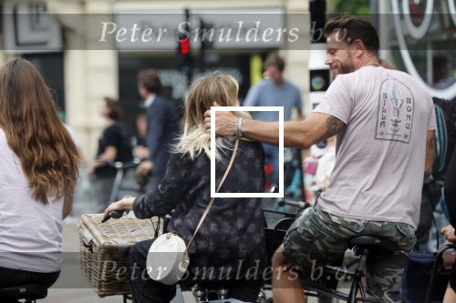 Amsterdam 28 augustus 2019
Candy Dulfer met vriend Rafael op terras en daarna op de fiets in Amsterdam.