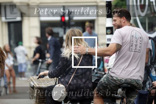 Amsterdam 28 augustus 2019
Candy Dulfer met vriend Rafael op terras en daarna op de fiets in Amsterdam.