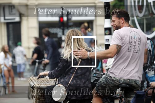 Amsterdam 28 augustus 2019
Candy Dulfer met vriend Rafael op terras en daarna op de fiets in Amsterdam.