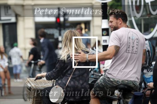 Amsterdam 28 augustus 2019
Candy Dulfer met vriend Rafael op terras en daarna op de fiets in Amsterdam.