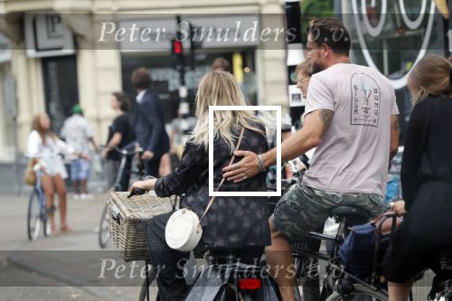 Amsterdam 28 augustus 2019
Candy Dulfer met vriend Rafael op terras en daarna op de fiets in Amsterdam.