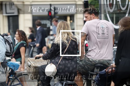 Amsterdam 28 augustus 2019
Candy Dulfer met vriend Rafael op terras en daarna op de fiets in Amsterdam.