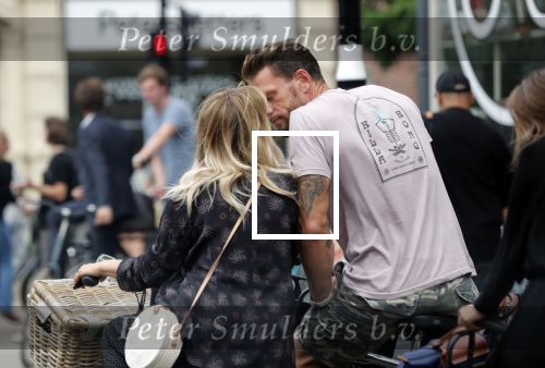 Amsterdam 28 augustus 2019
Candy Dulfer met vriend Rafael op terras en daarna op de fiets in Amsterdam.