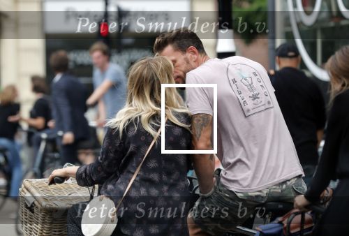 Amsterdam 28 augustus 2019
Candy Dulfer met vriend Rafael op terras en daarna op de fiets in Amsterdam.