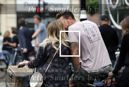 Amsterdam 28 augustus 2019
Candy Dulfer met vriend Rafael op terras en daarna op de fiets in Amsterdam.