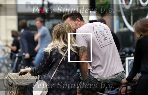 Amsterdam 28 augustus 2019
Candy Dulfer met vriend Rafael op terras en daarna op de fiets in Amsterdam.