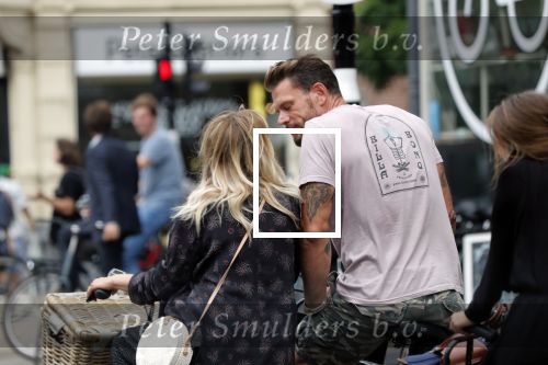 Amsterdam 28 augustus 2019
Candy Dulfer met vriend Rafael op terras en daarna op de fiets in Amsterdam.