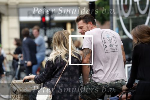 Amsterdam 28 augustus 2019
Candy Dulfer met vriend Rafael op terras en daarna op de fiets in Amsterdam.