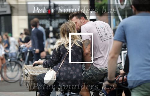 Amsterdam 28 augustus 2019
Candy Dulfer met vriend Rafael op terras en daarna op de fiets in Amsterdam.