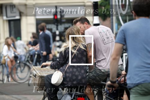 Amsterdam 28 augustus 2019
Candy Dulfer met vriend Rafael op terras en daarna op de fiets in Amsterdam.