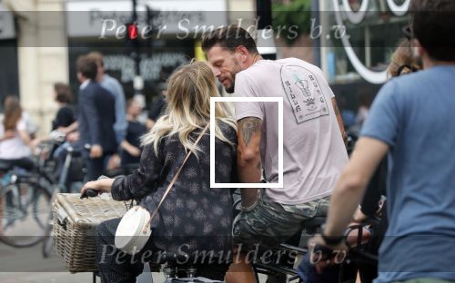 Amsterdam 28 augustus 2019
Candy Dulfer met vriend Rafael op terras en daarna op de fiets in Amsterdam.