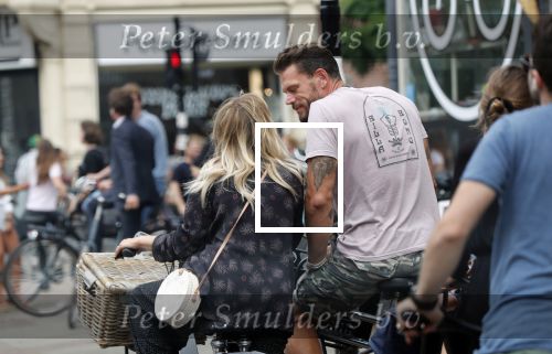 Amsterdam 28 augustus 2019
Candy Dulfer met vriend Rafael op terras en daarna op de fiets in Amsterdam.