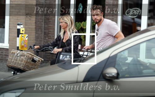 Amsterdam 28 augustus 2019
Candy Dulfer met vriend Rafael op terras en daarna op de fiets in Amsterdam.