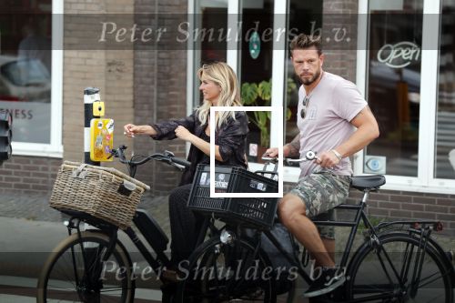 Amsterdam 28 augustus 2019
Candy Dulfer met vriend Rafael op terras en daarna op de fiets in Amsterdam.