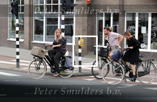 Amsterdam 28 augustus 2019
Candy Dulfer met vriend Rafael op terras en daarna op de fiets in Amsterdam.