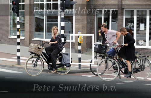 Amsterdam 28 augustus 2019
Candy Dulfer met vriend Rafael op terras en daarna op de fiets in Amsterdam.