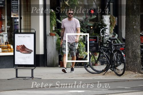 Amsterdam 28 augustus 2019
Candy Dulfer met vriend Rafael op terras en daarna op de fiets in Amsterdam.