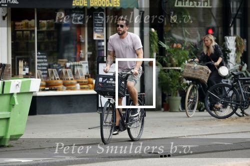 Amsterdam 28 augustus 2019
Candy Dulfer met vriend Rafael op terras en daarna op de fiets in Amsterdam.