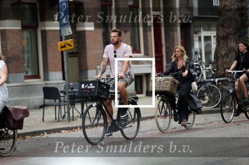 Amsterdam 28 augustus 2019
Candy Dulfer met vriend Rafael op terras en daarna op de fiets in Amsterdam.