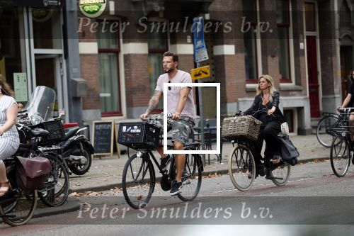 Amsterdam 28 augustus 2019
Candy Dulfer met vriend Rafael op terras en daarna op de fiets in Amsterdam.