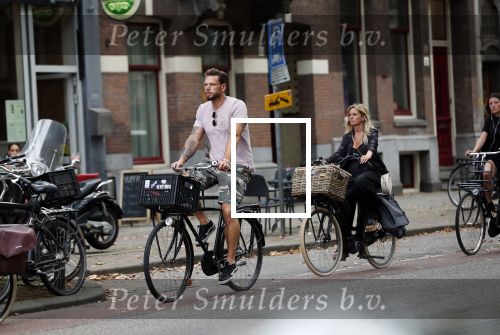 Amsterdam 28 augustus 2019
Candy Dulfer met vriend Rafael op terras en daarna op de fiets in Amsterdam.