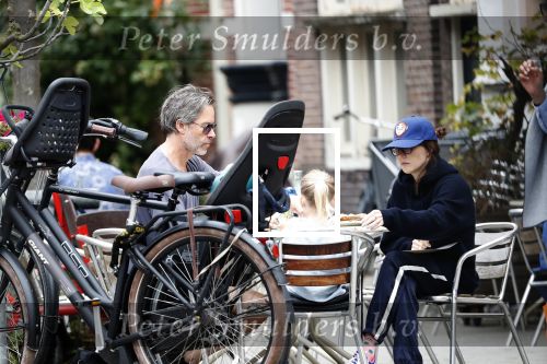 Amsterdam 3 augustus 2019
Carice v Houten met haar vriend Guy Pierce en hiun kindje.