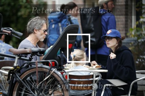 Amsterdam 3 augustus 2019
Carice v Houten met haar vriend Guy Pierce en hiun kindje.