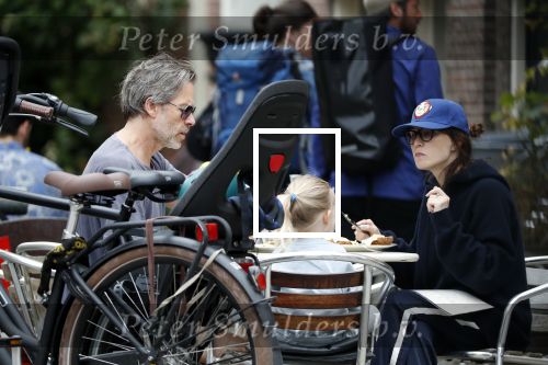 Amsterdam 3 augustus 2019
Carice v Houten met haar vriend Guy Pierce en hiun kindje.