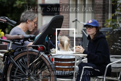 Amsterdam 3 augustus 2019
Carice v Houten met haar vriend Guy Pierce en hiun kindje.