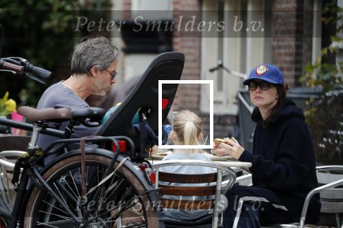 Amsterdam 3 augustus 2019
Carice v Houten met haar vriend Guy Pierce en hiun kindje.