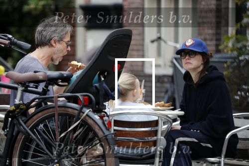 Amsterdam 3 augustus 2019
Carice v Houten met haar vriend Guy Pierce en hiun kindje.