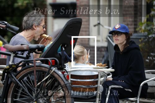 Amsterdam 3 augustus 2019
Carice v Houten met haar vriend Guy Pierce en hiun kindje.