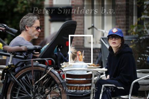 Amsterdam 3 augustus 2019
Carice v Houten met haar vriend Guy Pierce en hiun kindje.
