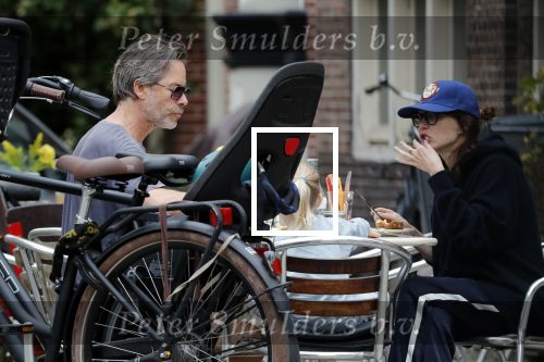 Amsterdam 3 augustus 2019
Carice v Houten met haar vriend Guy Pierce en hiun kindje.