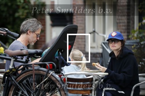 Amsterdam 3 augustus 2019
Carice v Houten met haar vriend Guy Pierce en hiun kindje.