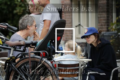Amsterdam 3 augustus 2019
Carice v Houten met haar vriend Guy Pierce en hiun kindje.