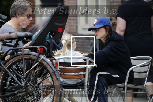 Amsterdam 3 augustus 2019
Carice v Houten met haar vriend Guy Pierce en hiun kindje.