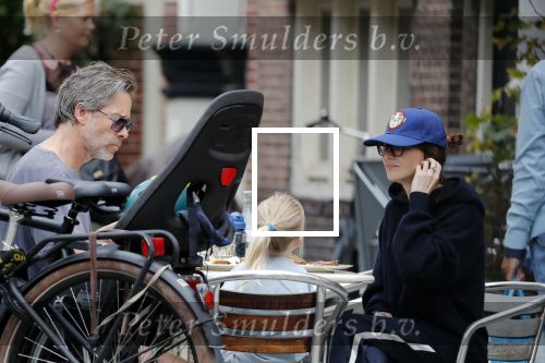 Amsterdam 3 augustus 2019
Carice v Houten met haar vriend Guy Pierce en hiun kindje.