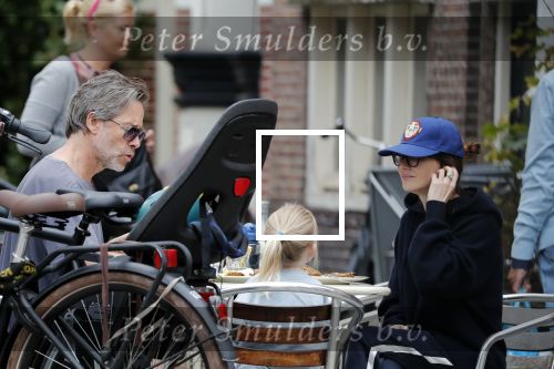 Amsterdam 3 augustus 2019
Carice v Houten met haar vriend Guy Pierce en hiun kindje.