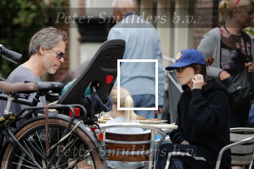 Amsterdam 3 augustus 2019
Carice v Houten met haar vriend Guy Pierce en hiun kindje.