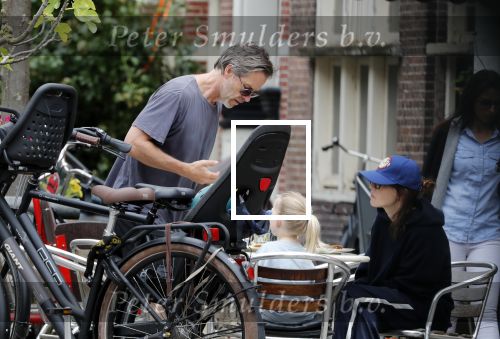 Amsterdam 3 augustus 2019
Carice v Houten met haar vriend Guy Pierce en hiun kindje.