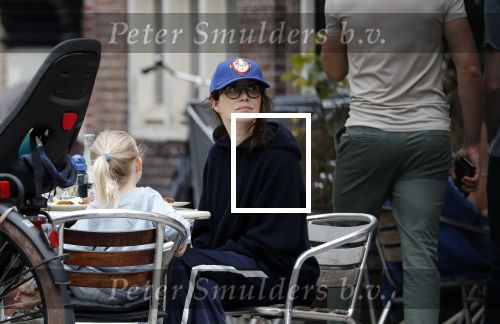 Amsterdam 3 augustus 2019
Carice v Houten met haar vriend Guy Pierce en hiun kindje.